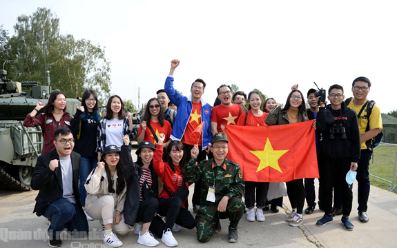 Nhóm sinh viên Việt Nam học tập tại Moscow đến thao trường từ sớm để cổ vũ cho Đội tuyển Xe tăng QĐND Việt Nam.